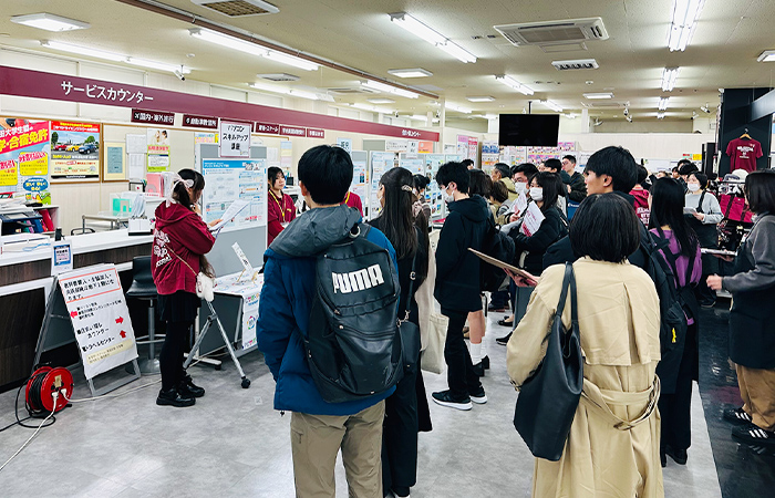 実機に触れながらの説明を熱心に聞かれていた新入生とその保護者の皆さま