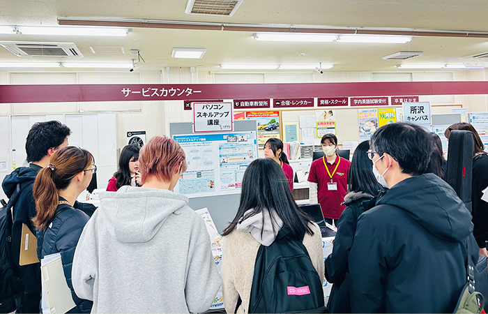 実機に触れながらの説明を熱心に聞かれていた新入生とその保護者の皆さま