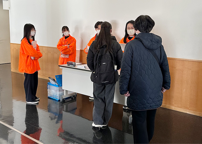 早めに受付を済ませて会場にお入りなる新入生親子の皆さま