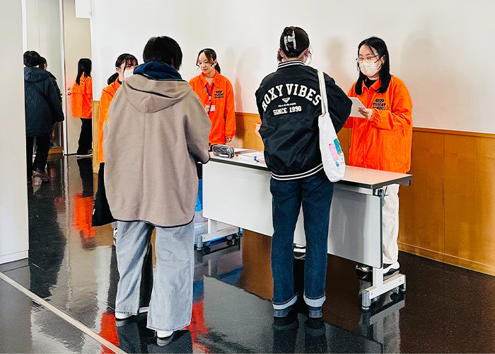 早めに受付を済ませて会場にお入りなる新入生親子の皆さま