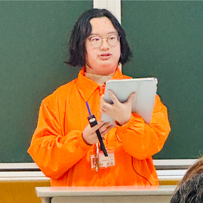 iPadについて実演誘導などを行った紺野 希実さん