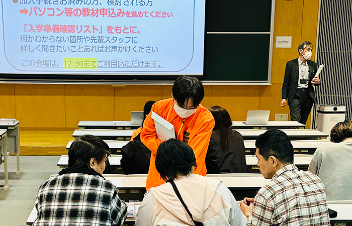 手続きなど説明する生協学生委員会の皆さん