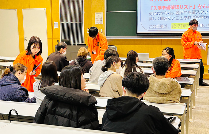 手続きなど説明する生協学生委員会の皆さん