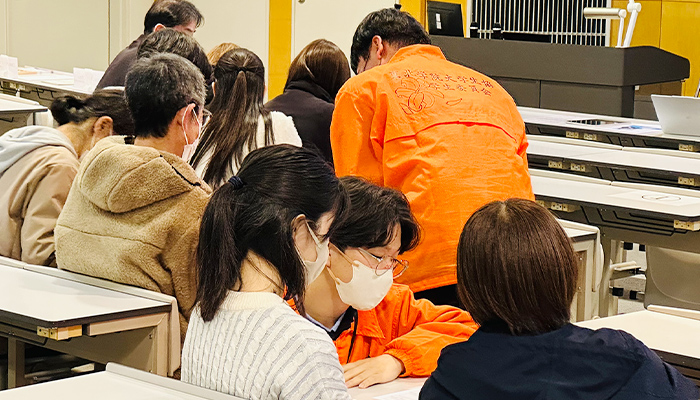 手続きなど説明する生協学生委員会の皆さん