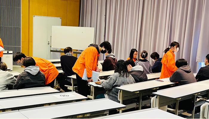 手続きなど説明する生協学生委員会の皆さん