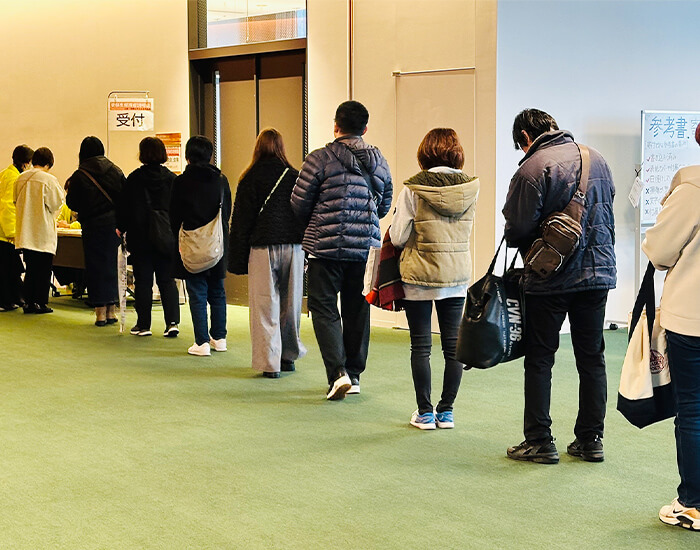 長蛇の列で受付を開始しました。
