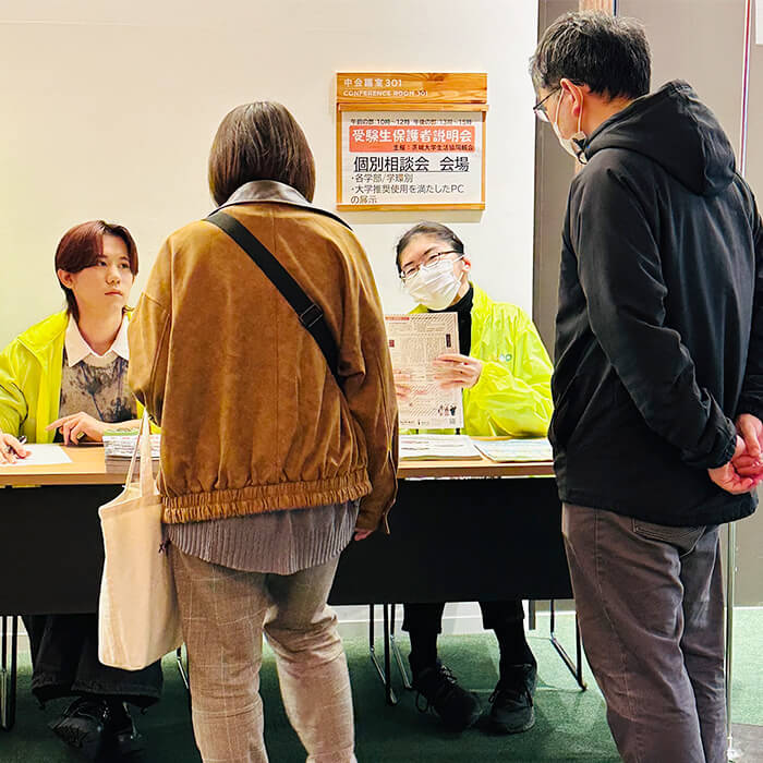 長蛇の列で受付を開始しました。