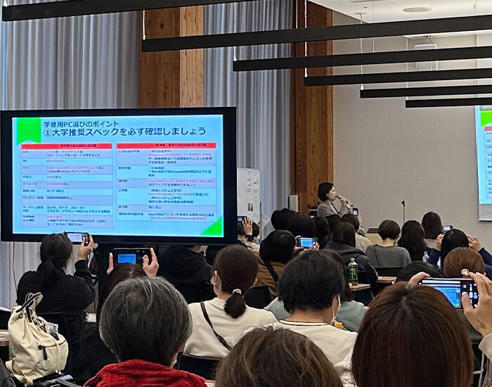 パソコンスペックのスライドがでた瞬間、カメラが一斉に！