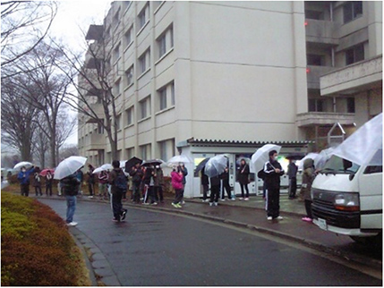 炊き出しに並ぶ人々