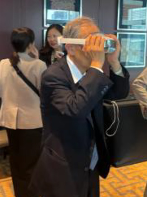 VRを体験する被団協の濱住さん