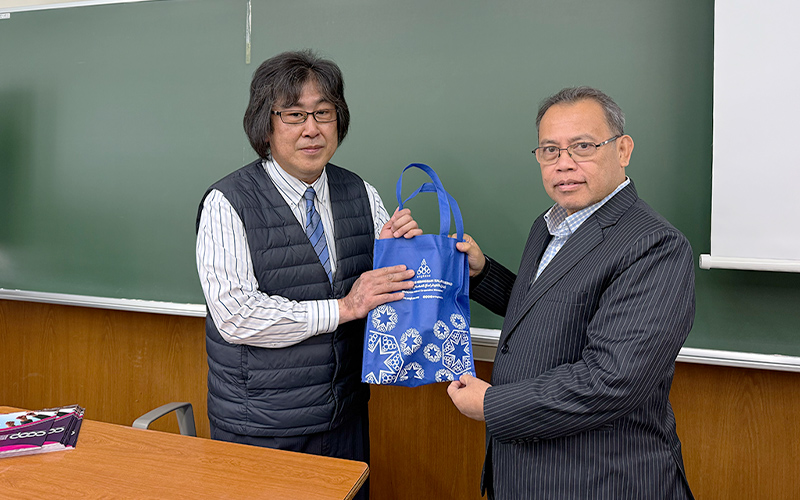 ANGKASAより上代さんへ感謝の気持ちを込めた記念品が贈られました