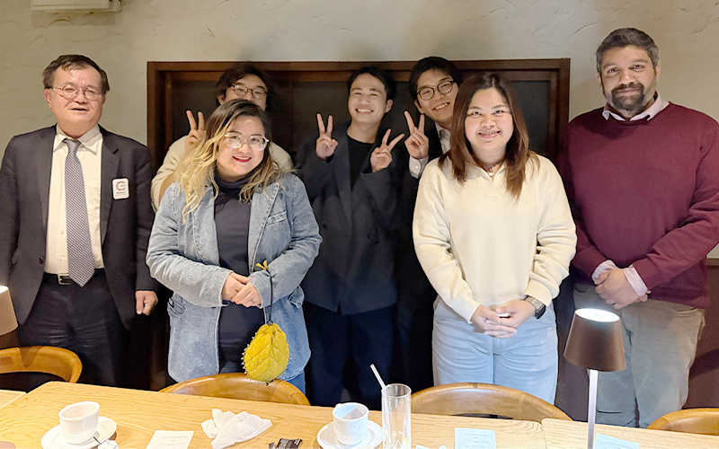 夕食交流会にて:武川正吾会長と学生委員会、ICA-AP青年委員会