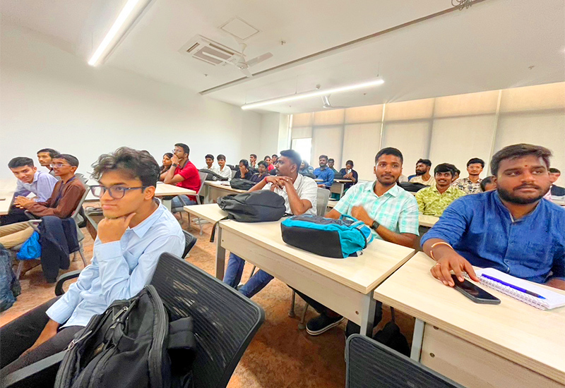 たくさんの学生が熱心に聞いてくれました。