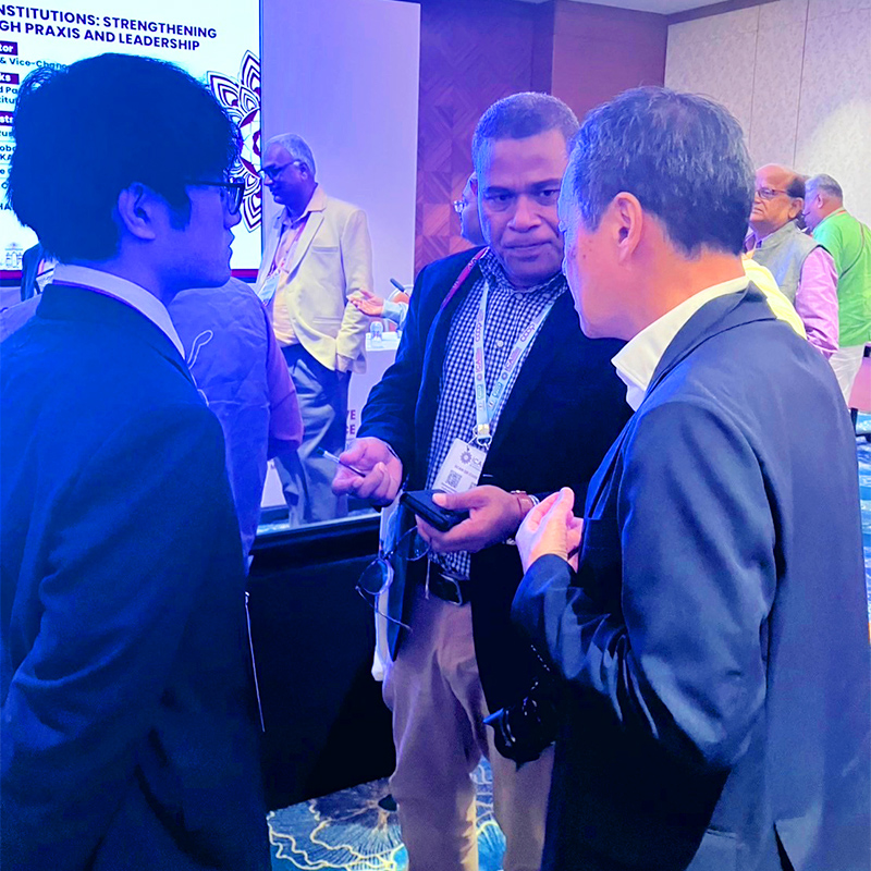 発表後に海外の方と交流。 