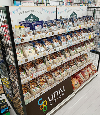 CO-OPのお菓子で埋め尽くされたコーナー