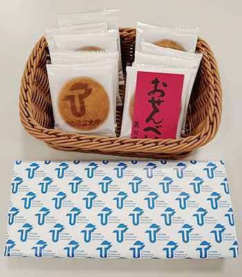 校章入りの煎餅