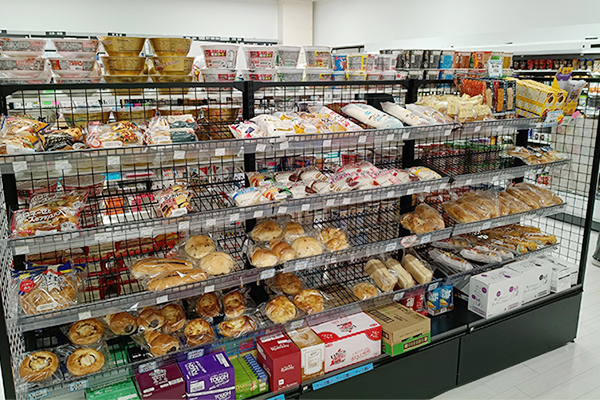 パンコーナー（半分は地元のパン屋さんの商品）