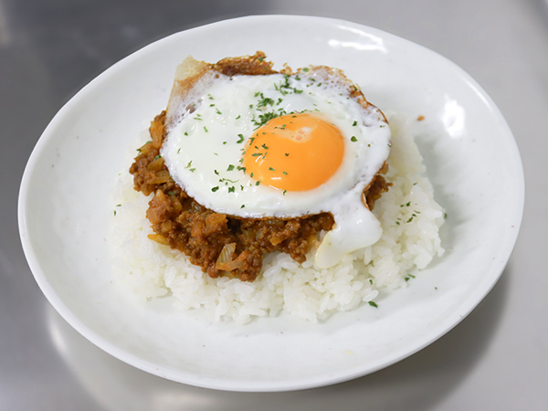 キーマカレー目玉焼き添え♪