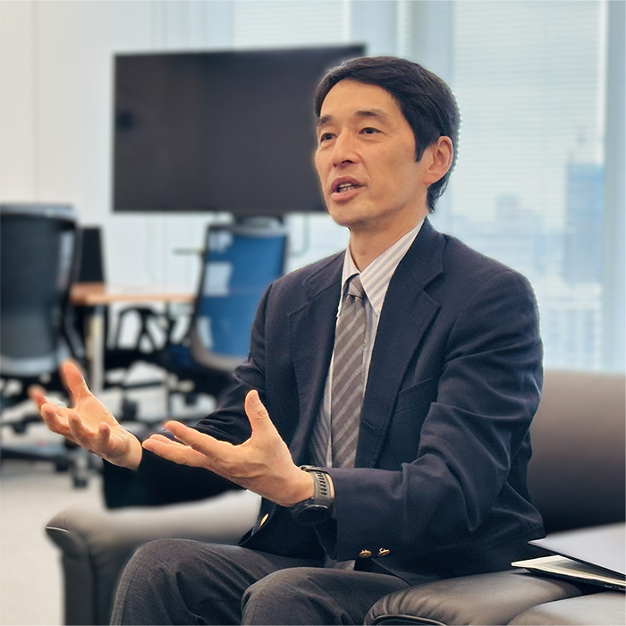 三角 育生 氏