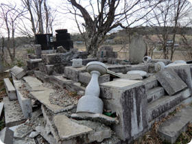 a grave after the earthquake(Ms.Imamura's parents' home)