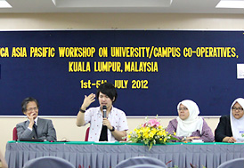 Koji Yamazaki (second left), student director of NFUCA, made a presentation. Prof. Shoji, President of NFUCA on the left.