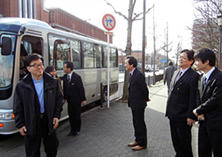 Doshisha University Co-op staff greeted Prof. Park, President of KUCF at the entrance