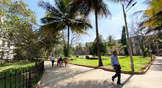 The campus of Nitte Meenakshi Institute of Technology, where many students reside in the dormitory. A first-year student expressed fondness for the campus, saying, “I have many memories here!” We wish Japanese university campuses were equally vibrant.