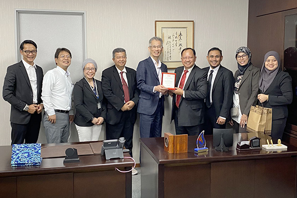KOOP UTHM offered a commemorative plaque to NFUCA