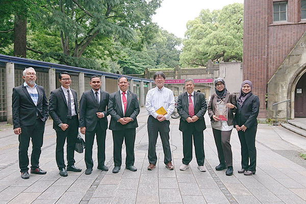 Group photo after touring the facilities of UT Co-op