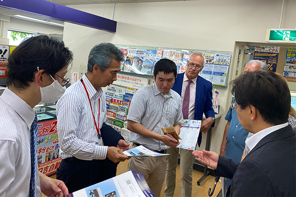 Explanation about service counters at Keio Co-op, Hiyoshi Campus