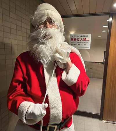 ボランティア活動として、クリスマスにサンタクロースに変身