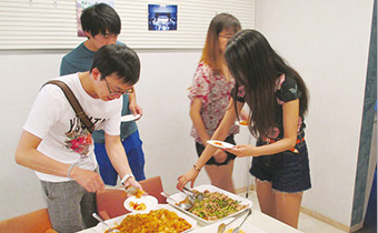 留学生の生協新メニュー試食会