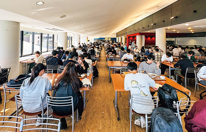 多くの学生が食堂を利用