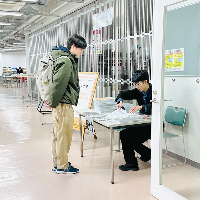 学生スタッフが受付