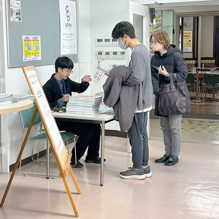 学生スタッフが受付