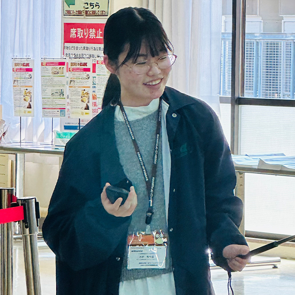 パソコンの説明をする木戸 希々嘉さん