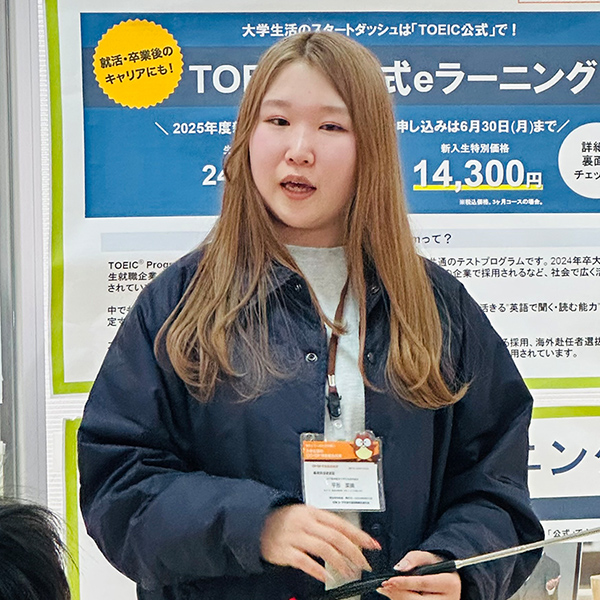 学び（自動車学校や英語学習など）の説明をする平形 菜摘さん