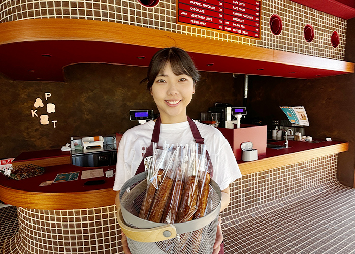 笑顔でおもてなしを！学生スタッフ