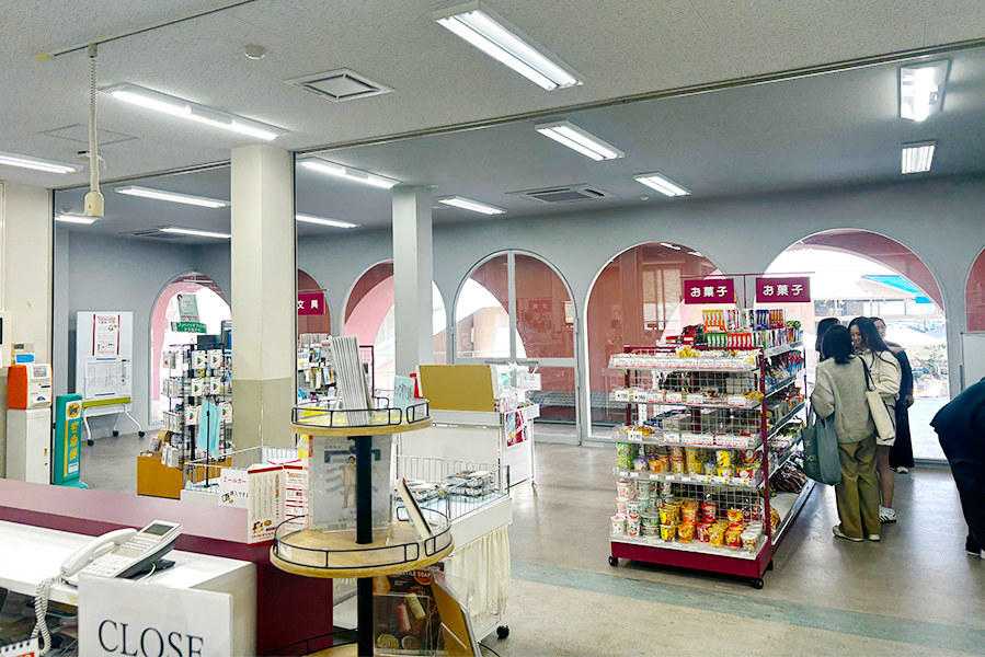 店内のカラーも外観と合わせている