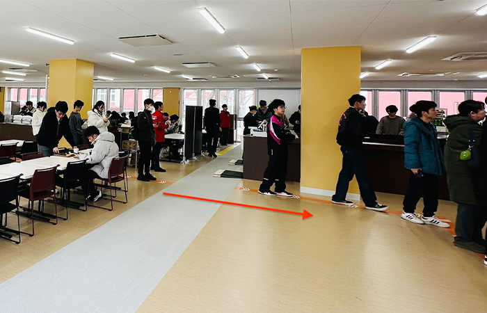 食べたいメニューのレーンに誘導するように仕掛けが！