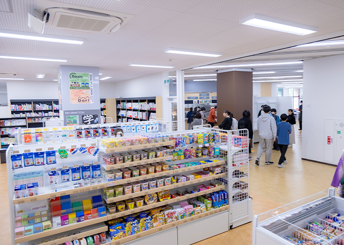 中から外側を見た様子。開放感があり、奥に食堂が見えます。