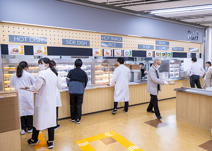 ホットショーケースの中には商品がぎっしりと並んでいます。