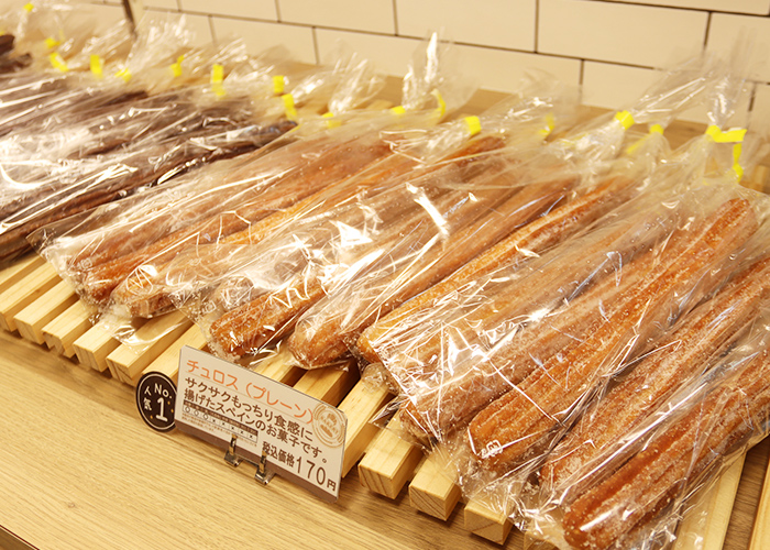 学生熱望の焼きたてパンは大人気です！