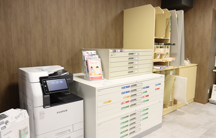 クラウド対応のコピー機や建築学部の専用教材も配置