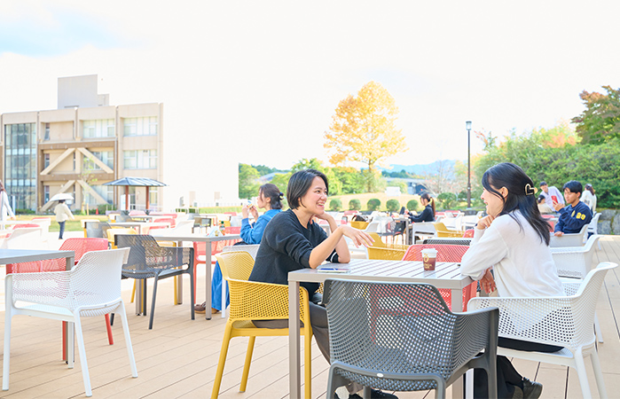 テラス外席で食べている風景