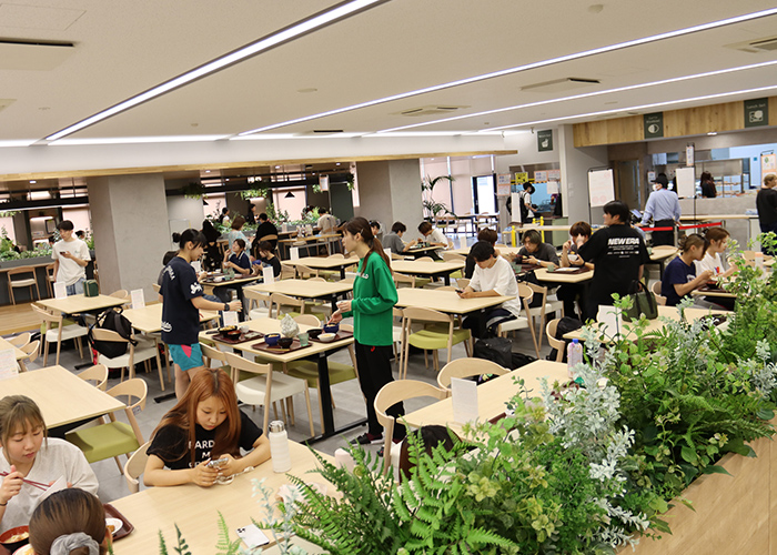 カフェテリア店内