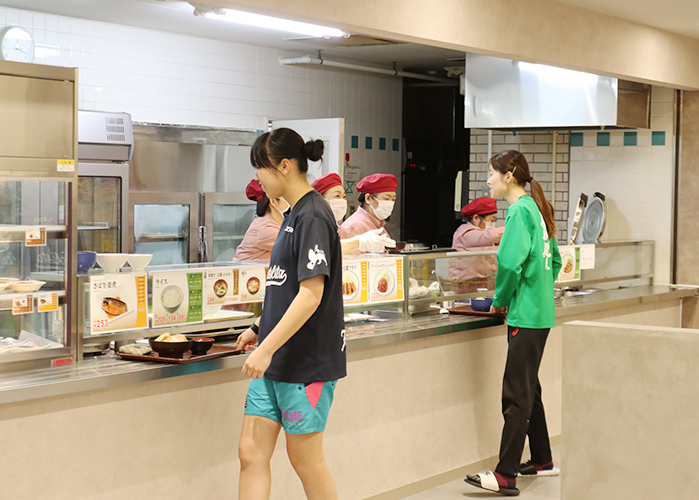 職員と学生の、楽しい会話が聞こえてくる、主食・主菜カウンター。