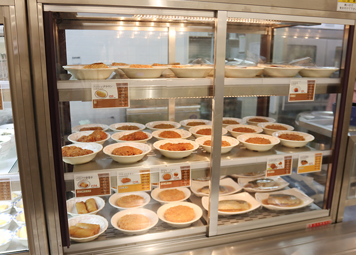 ホットショーケースには、魚メニューや揚げ物がずらり